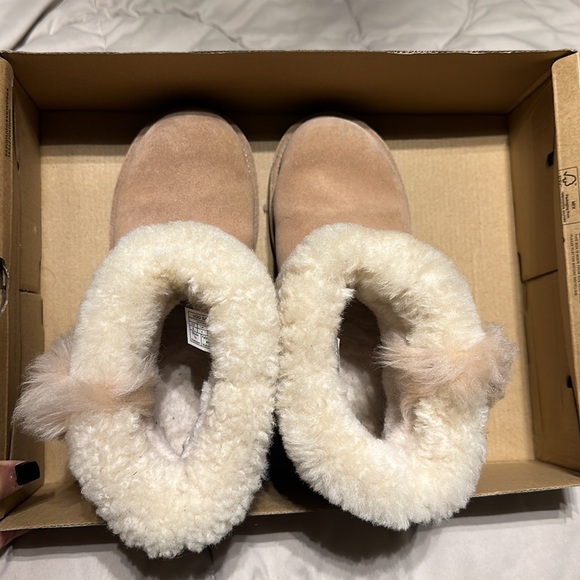 UGG - Picture 3 of 5